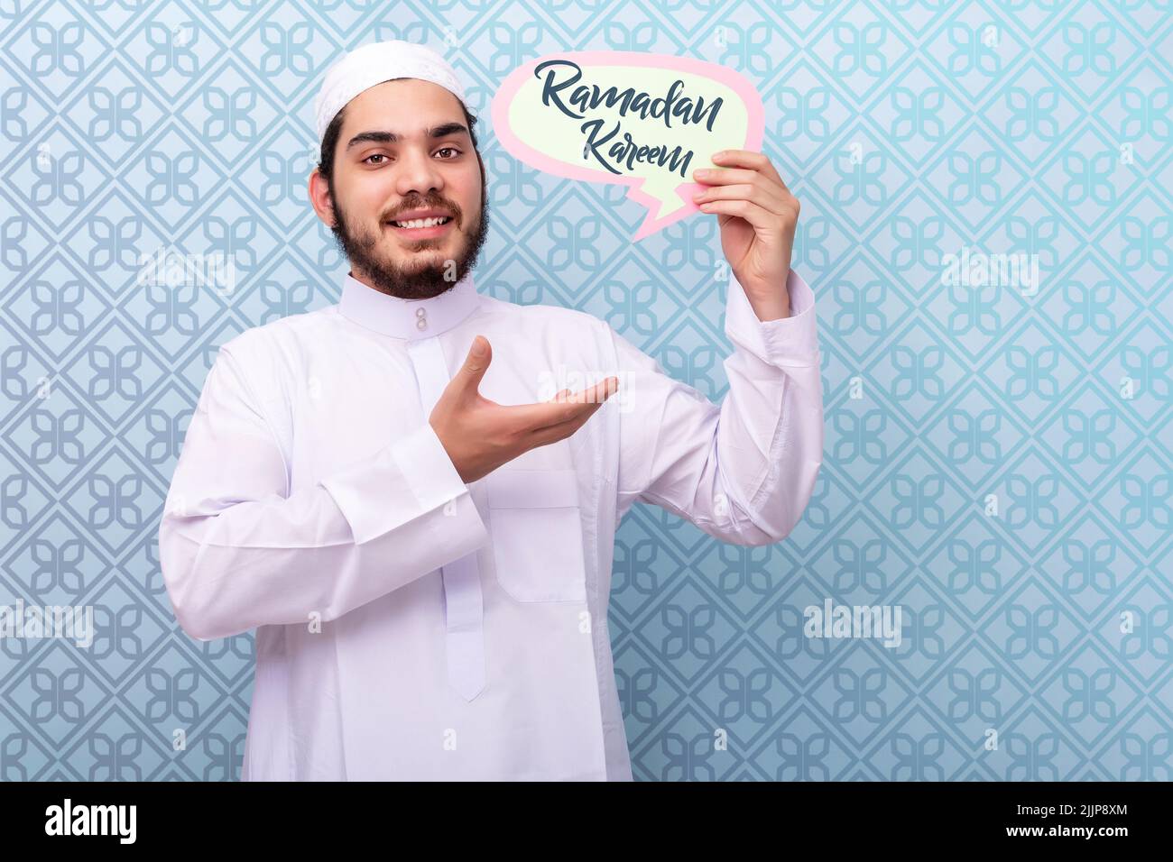 Un primo piano di un presentatore arabo che presenta qualcosa Foto Stock