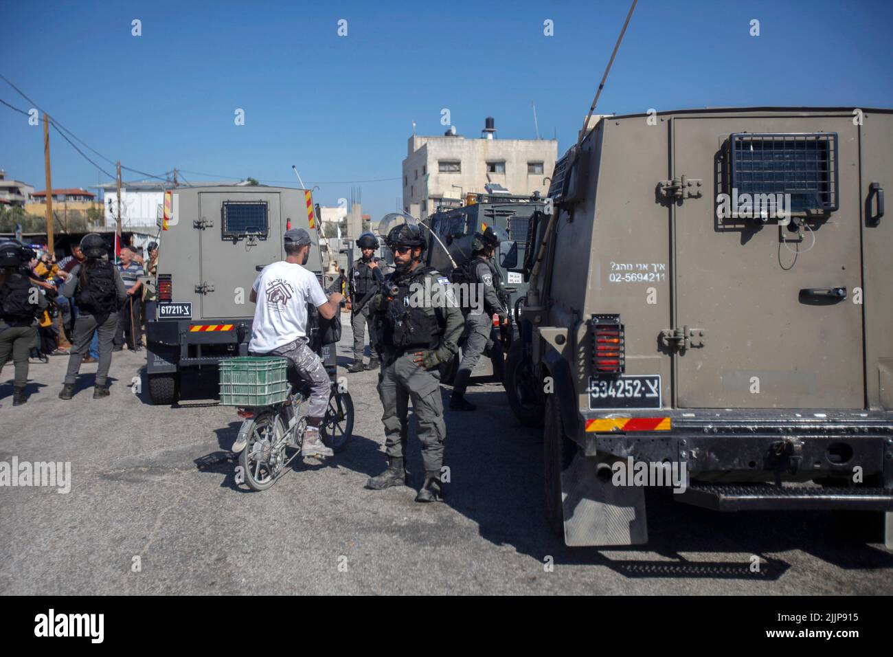 Slafit, Palestina. 27th luglio 2022. I soldati israeliani si levano in guardia mentre i palestinesi protestano contro la creazione di nuovi avamposti nel villaggio di Haris nella Cisgiordania occupata. (Foto di Nasser Ishtayeh/SOPA Images/Sipa USA) Credit: Sipa USA/Alamy Live News Foto Stock