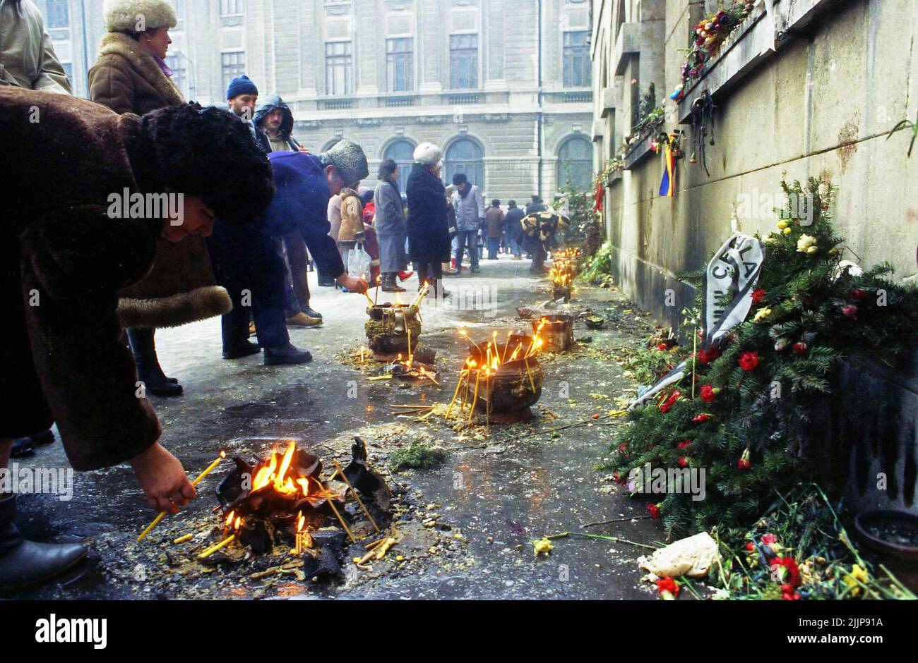 Bucarest, Romania, gennaio 1990. Le candele stanno bruciando per le vittime della rivoluzione romena anticomunista del dicembre 1989 in Piazza dell'Università, uno dei punti chiave della rivolta. Foto Stock