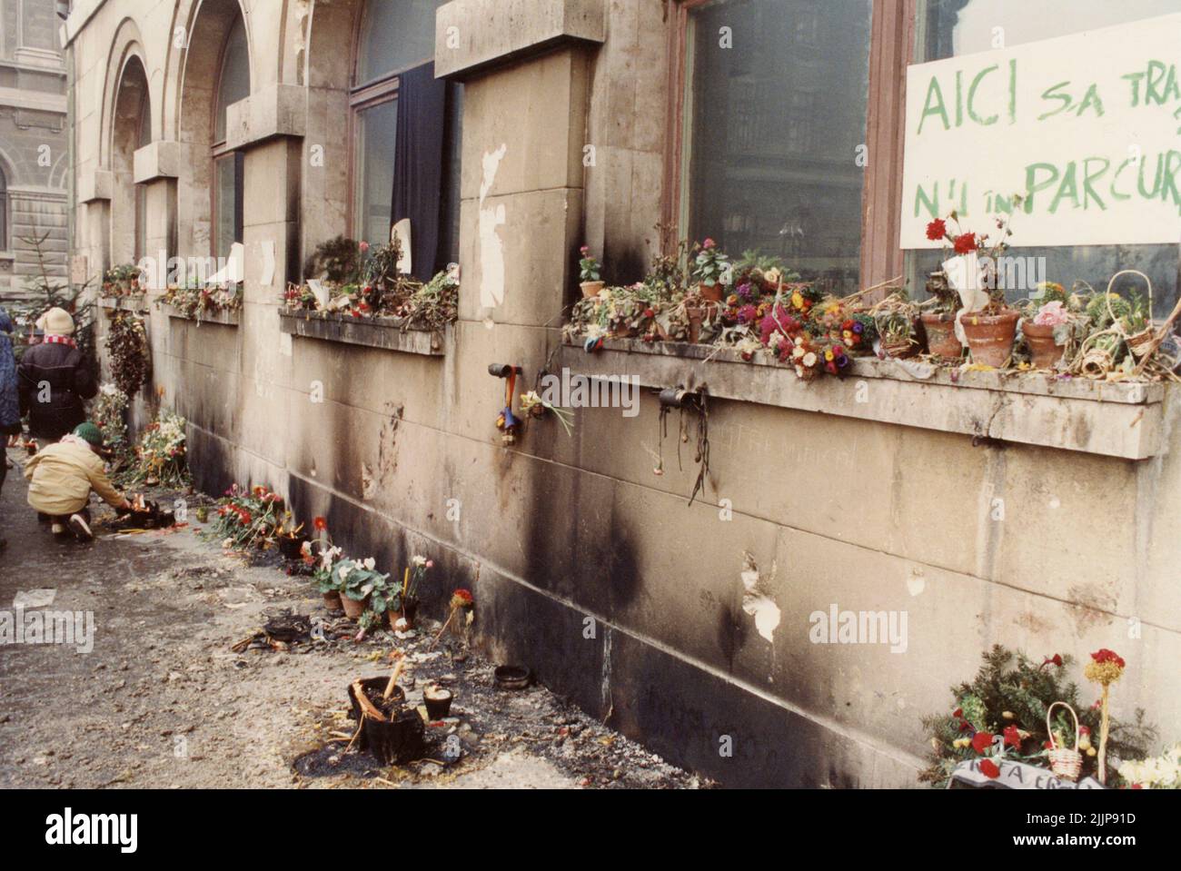 Bucarest, Romania, gennaio 1990. Le candele stanno bruciando per le vittime della rivoluzione romena anticomunista del dicembre 1989 in Piazza dell'Università, uno dei punti chiave della rivolta. Foto Stock