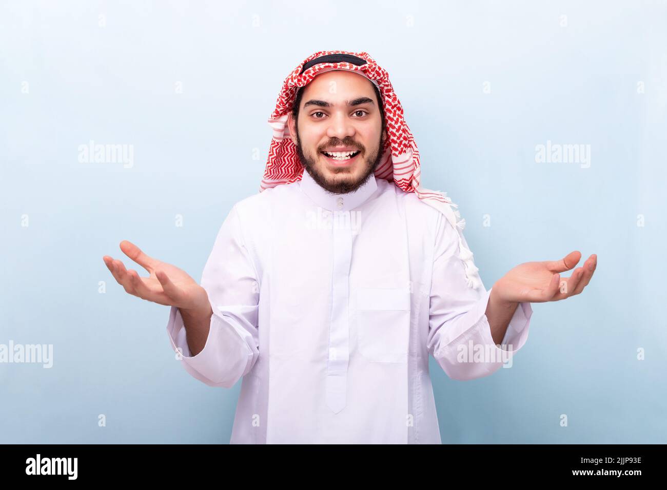 Un primo piano di un presentatore arabo che presenta qualcosa Foto Stock