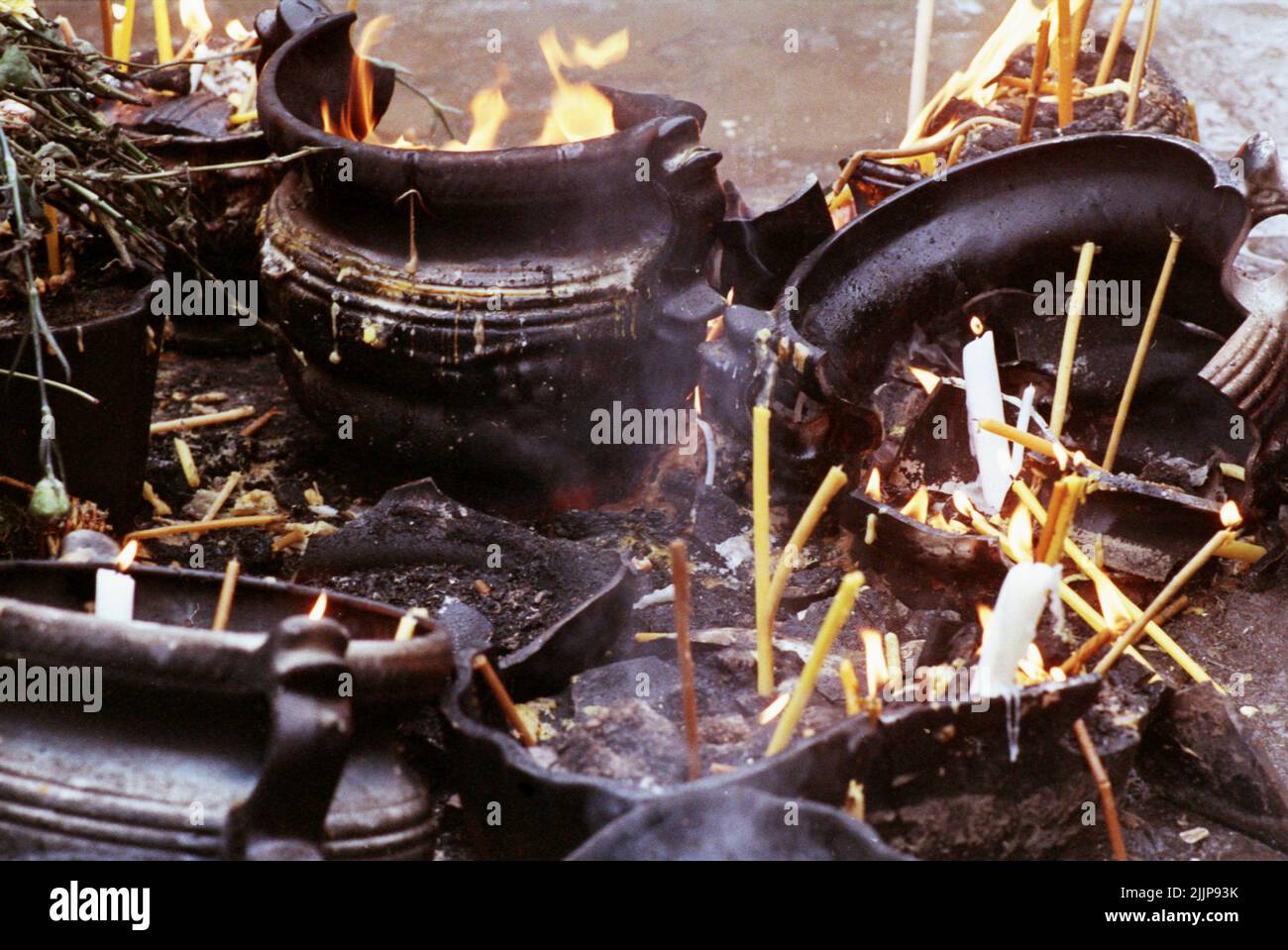 Bucarest, Romania, gennaio 1990. Le candele stanno bruciando per le vittime della rivoluzione romena anticomunista del dicembre 1989 in Piazza dell'Università, uno dei punti chiave della rivolta. Foto Stock