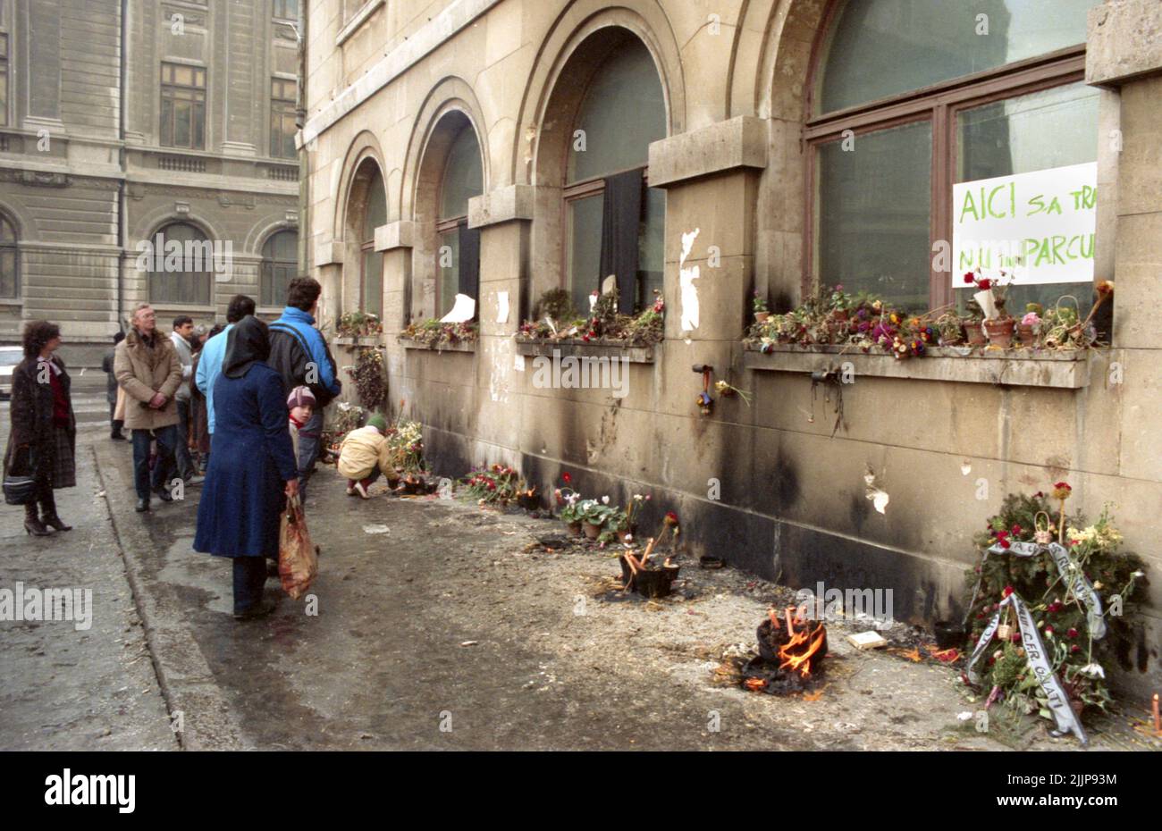 Bucarest, Romania, gennaio 1990. Le candele stanno bruciando per le vittime della rivoluzione romena anticomunista del dicembre 1989 in Piazza dell'Università, uno dei punti chiave della rivolta. Foto Stock
