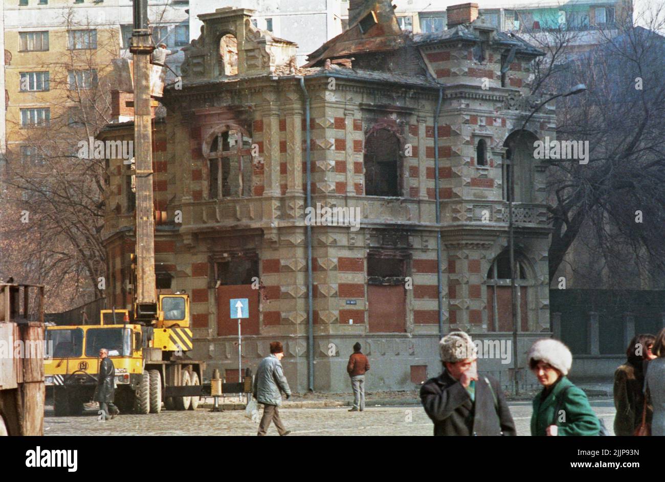 Bucarest, Romania, gennaio 1990. Casa Paucescu (19th ° secolo), un edificio storico a Piata Palatului / Piata Revolutiei distrutto dal fuoco durante la rivoluzione romena anticomunista del dicembre 1989. Foto Stock