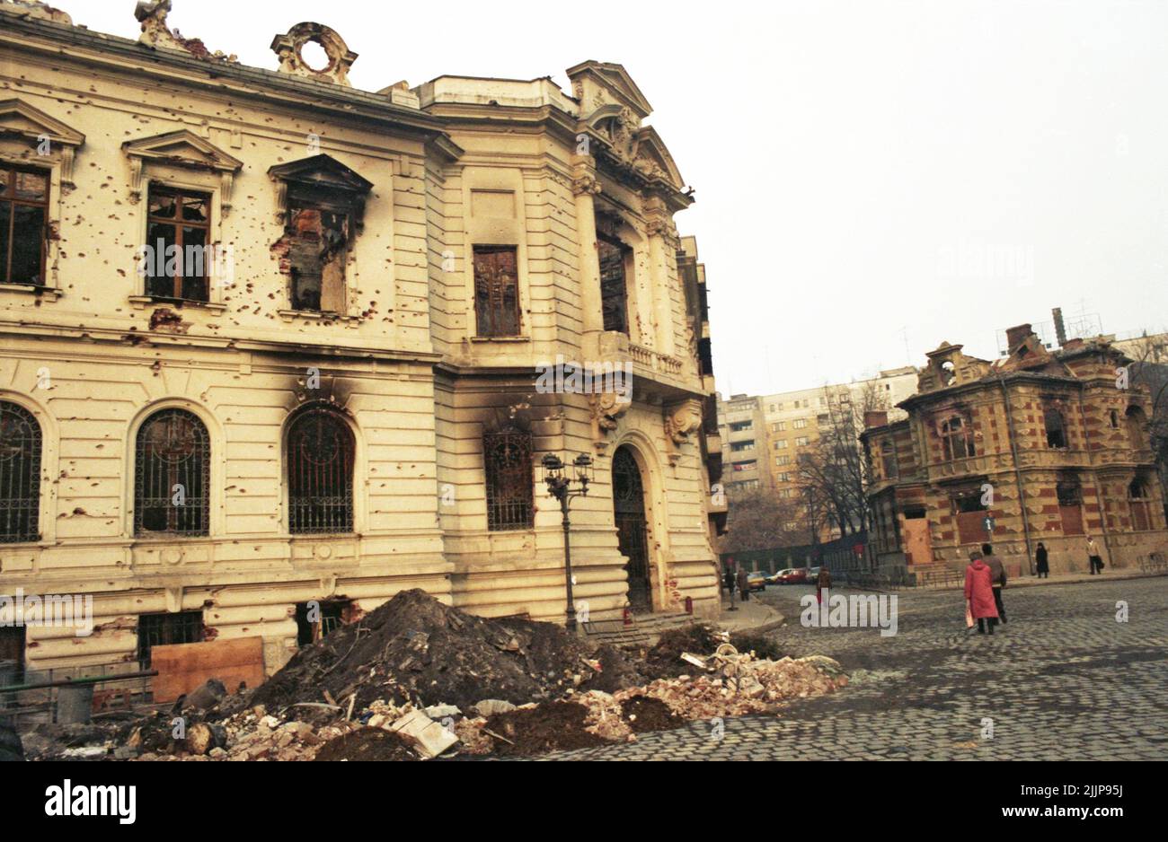 Bucarest, Romania, gennaio 1990. Edifici deteriorati dal fuoco durante la rivoluzione romena anticomunista del dicembre 1989. Foto Stock