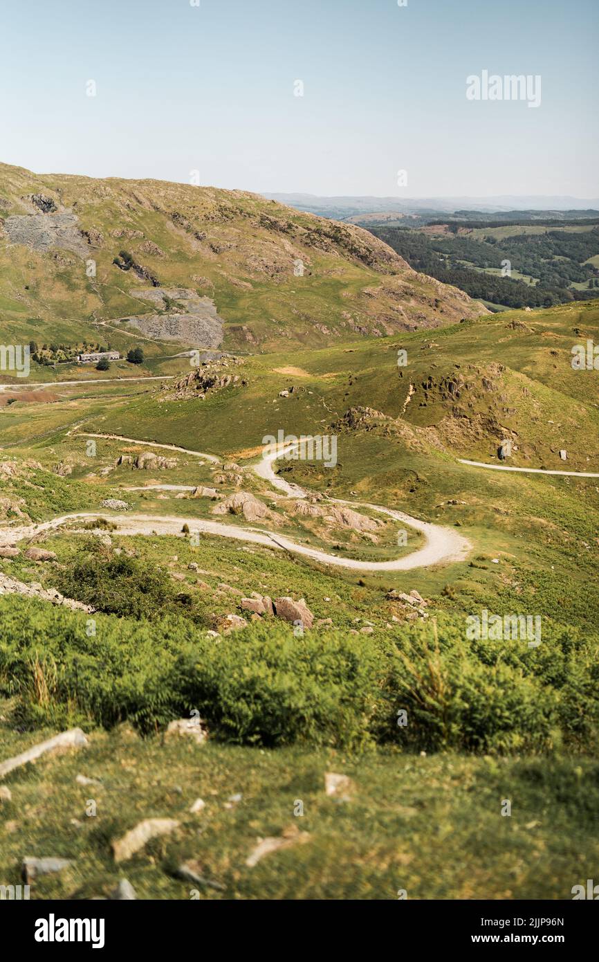 Il parco nazionale del distretto del lago e la strada per il vecchio uomo della cima di montagne Coniston in Inghilterra, Regno Unito Foto Stock