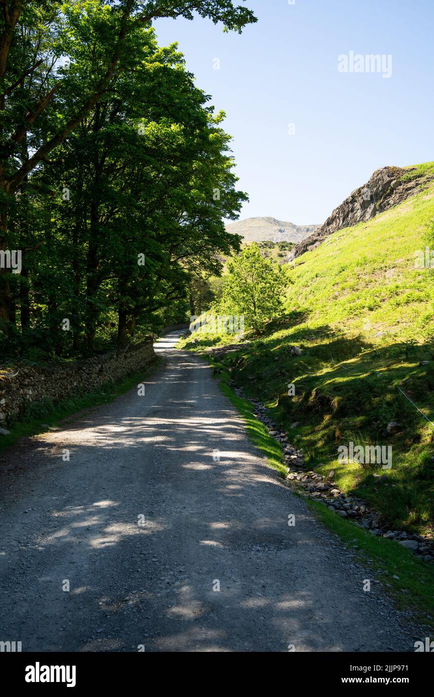 Il parco nazionale del distretto del lago e la strada per il vecchio uomo della cima di montagne Coniston in Inghilterra, Regno Unito Foto Stock