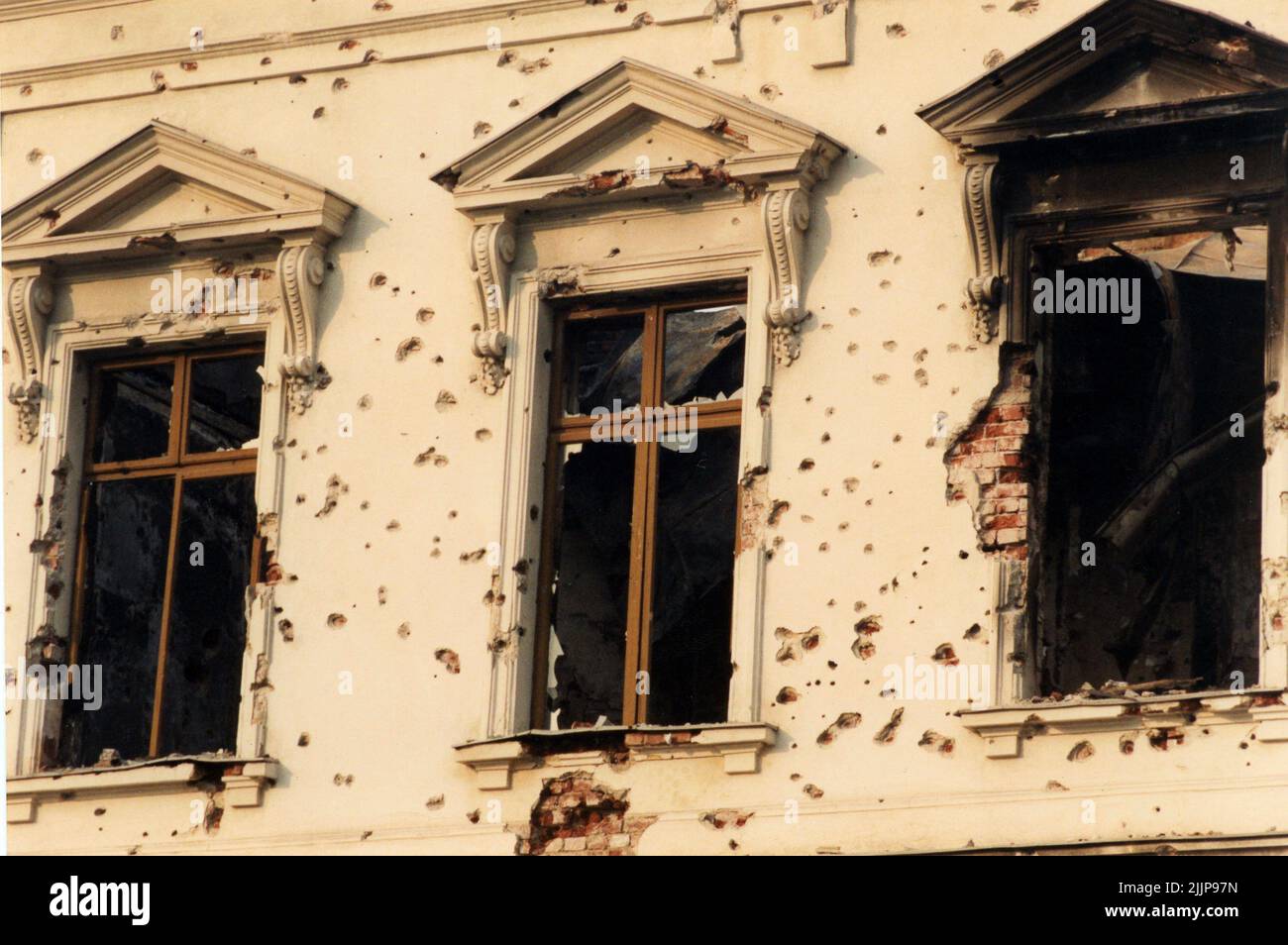 Bucarest, Romania, gennaio 1990. Edificio storico a Piata Palatului/ Piata Revolutiei distrutto dal fuoco durante la rivoluzione romena anticomunista del dicembre 1989. Foto Stock