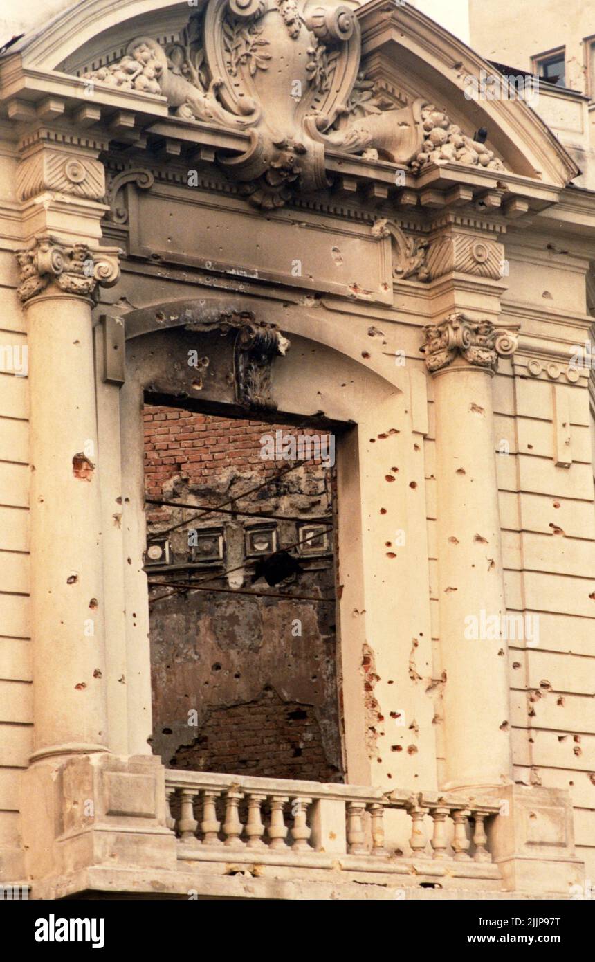 Bucarest, Romania, gennaio 1990. Edificio storico a Piata Palatului/ Piata Revolutiei distrutto dal fuoco durante la rivoluzione romena anticomunista del dicembre 1989. Foto Stock