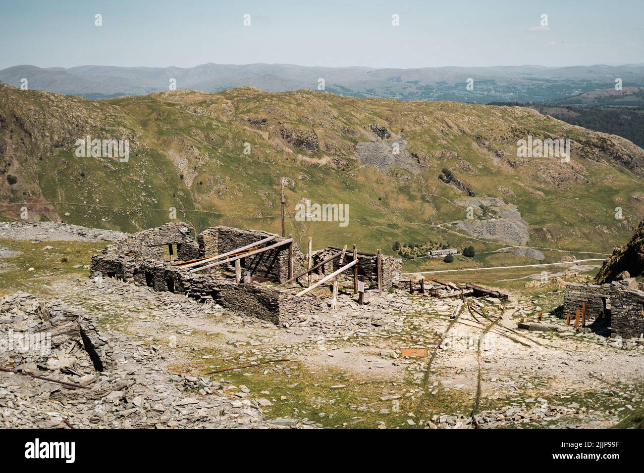 La strada per l'Old Man of Coniston picco di montagne verdi nel Lake District, Inghilterra, Regno Unito Foto Stock