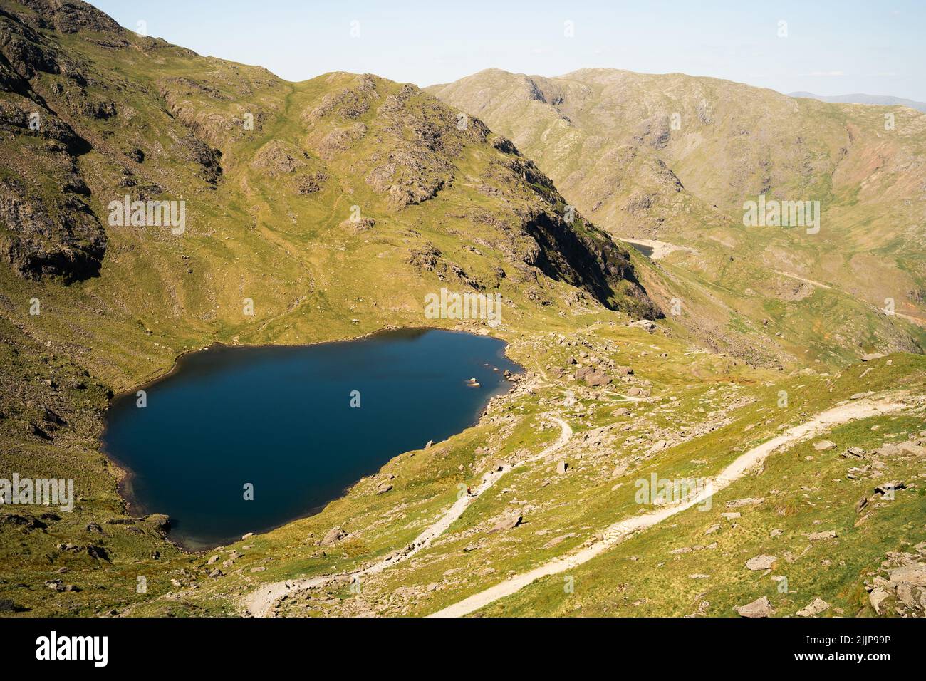 Le leve si innaffia sotto l'uomo Vecchio di Coniston in una giornata di sole nel Lake District in Inghilterra Foto Stock