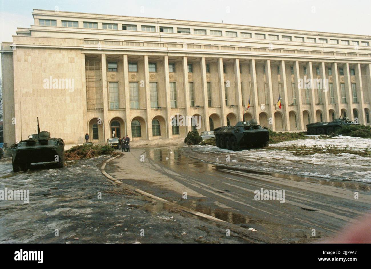 Bucarest, Romania, gennaio 1990. Esercito a Piata Victoriei, di fronte ad uno dei più importanti edifici governativi, il Palazzo Vittoria, giorni dopo la Rivoluzione Rumena del dicembre 1989. Foto Stock