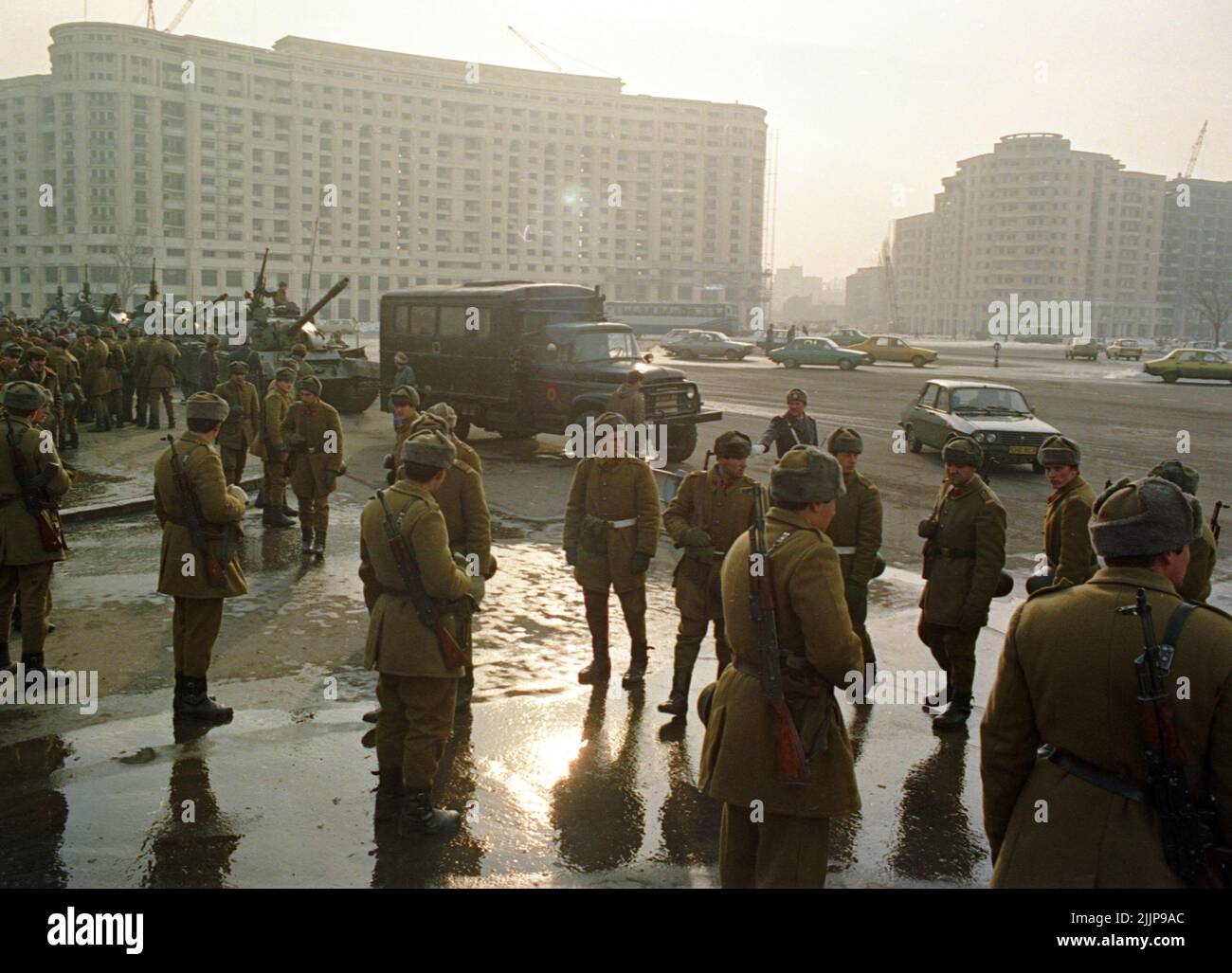 Bucarest, Romania, gennaio 1990. Esercito a Piata Victoriei, di fronte ad uno dei più importanti edifici governativi, il Palazzo Vittoria, giorni dopo la Rivoluzione Rumena del dicembre 1989. Foto Stock