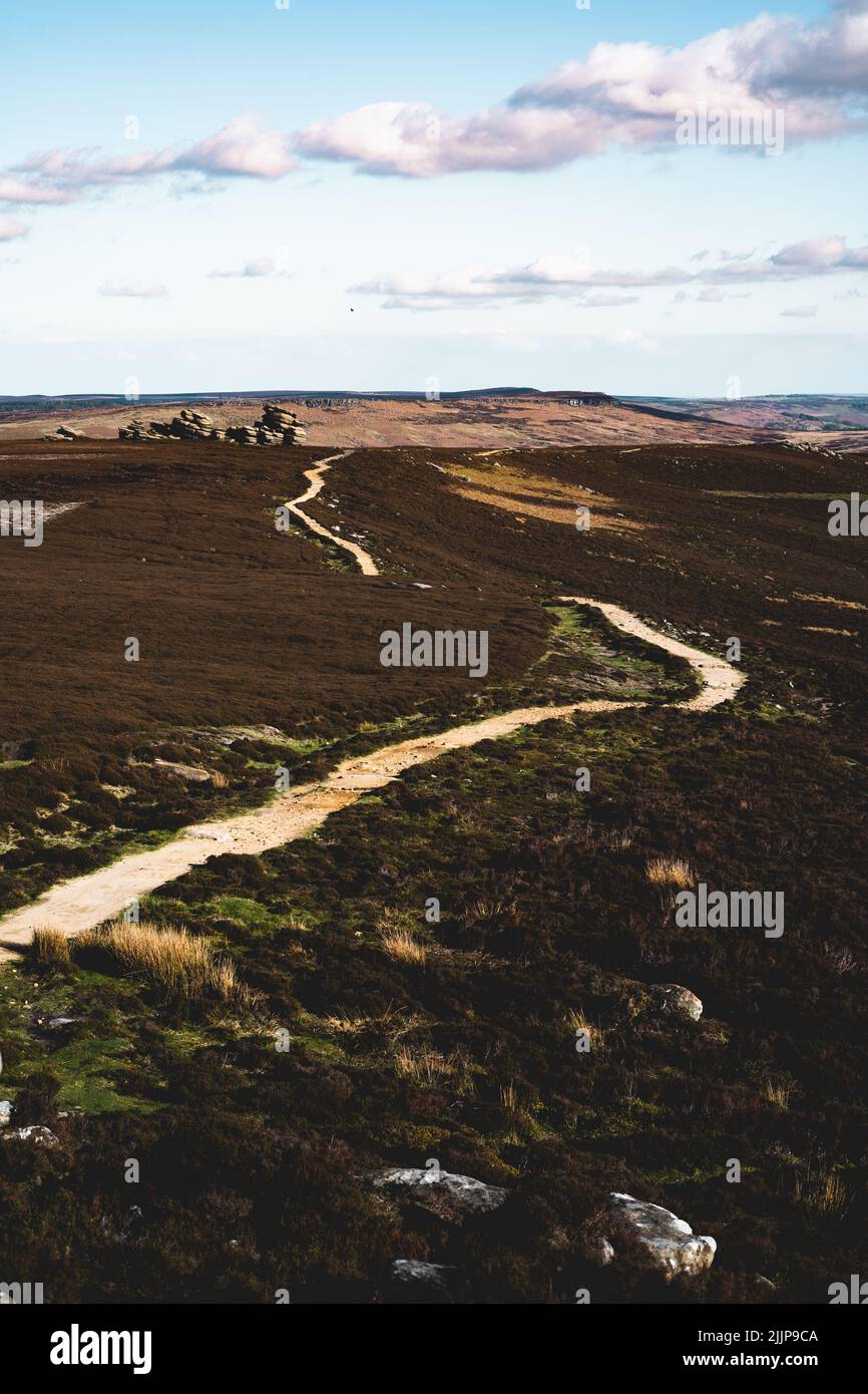 Solitario sentiero nel Peak District National Park, paesaggio, Inghilterra, Regno Unito Foto Stock