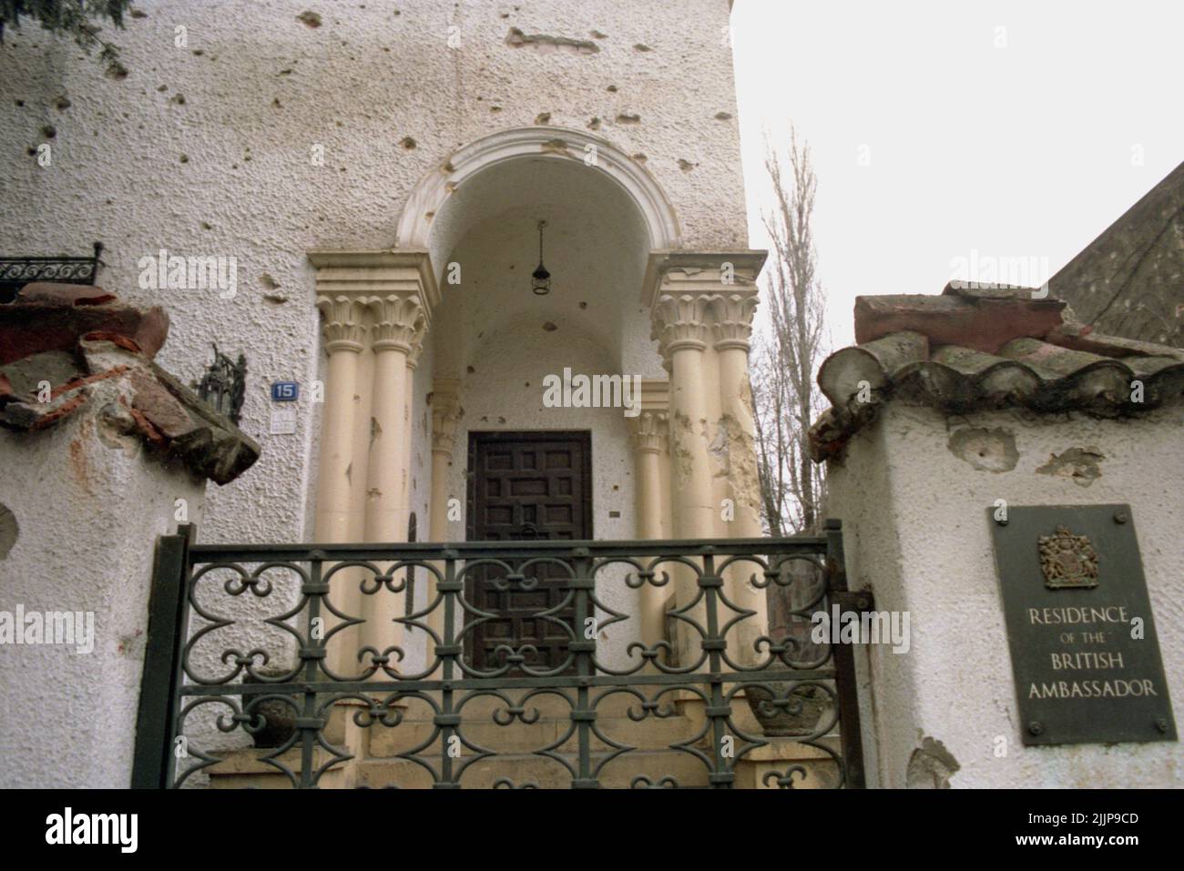Bucarest, Romania, gennaio 1990. La residenza dell'ambasciatore britannico (vicino alla sede della stazione televisiva rumena pubblica), deteriorata dal fuoco durante la rivoluzione anticomunista del dicembre 1989. Foto Stock