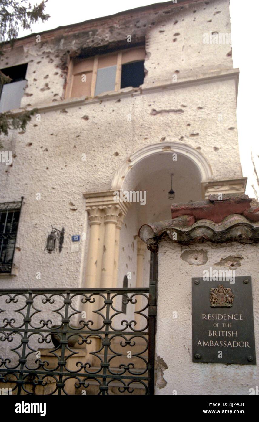 Bucarest, Romania, gennaio 1990. La residenza dell'ambasciatore britannico (vicino alla sede della stazione televisiva rumena pubblica), deteriorata dal fuoco durante la rivoluzione anticomunista del dicembre 1989. Foto Stock