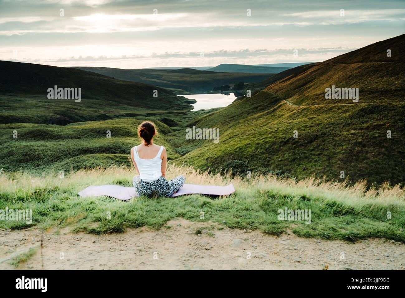 Wessenden Head Reservoir visto dal drone, donna che guarda il tramonto al Peak District National Park durante l'estate, Inghilterra, Regno Unito Foto Stock