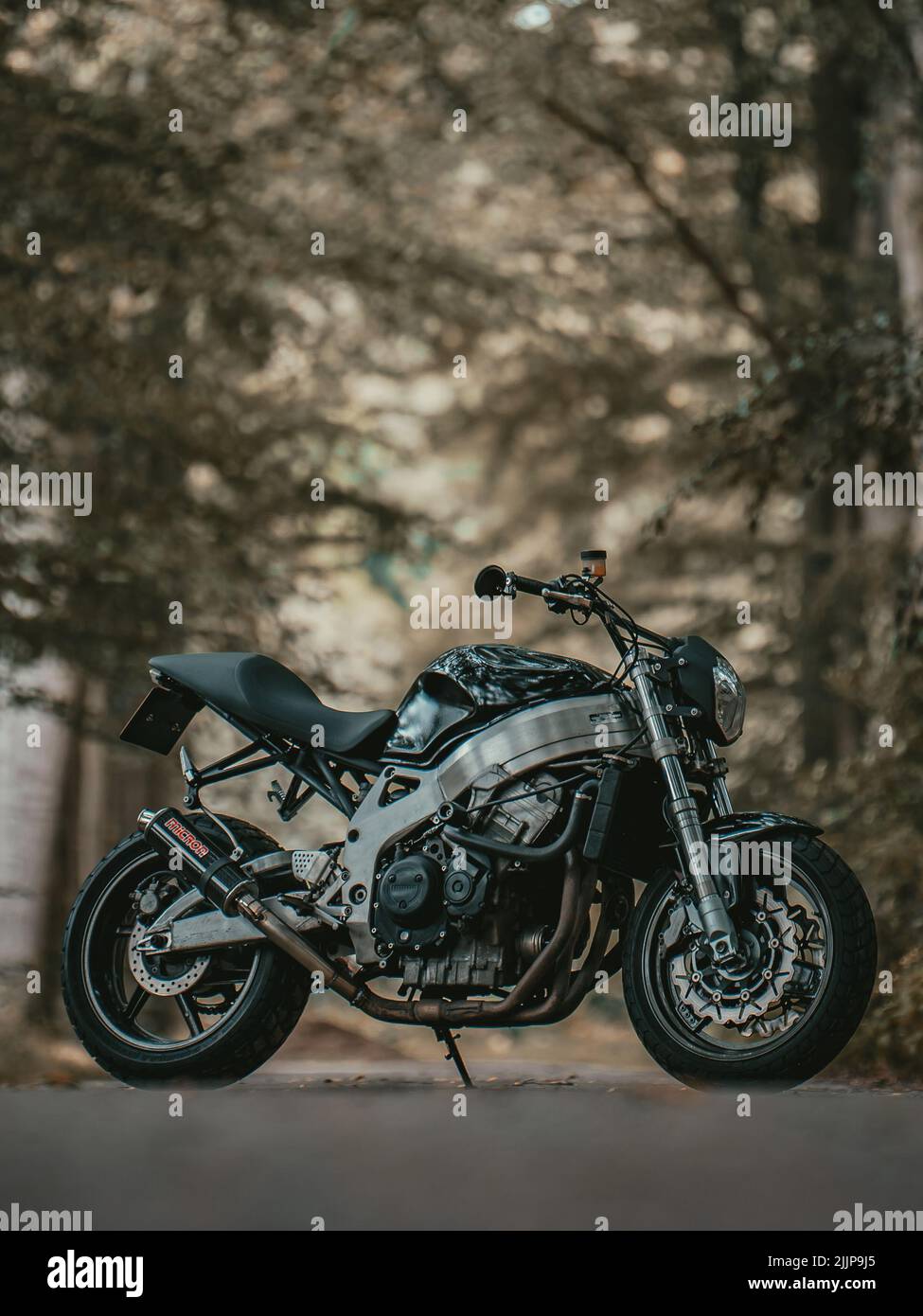 Una bici da streetfighter urbana nella giungla urbana Foto Stock