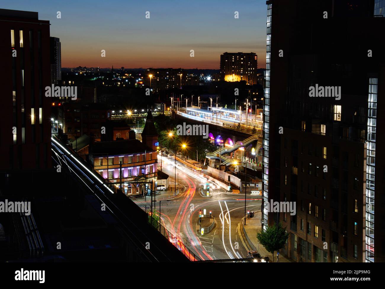 Una bella vista aerea di una città di notte con luci luminose con un tramonto cielo sera Foto Stock