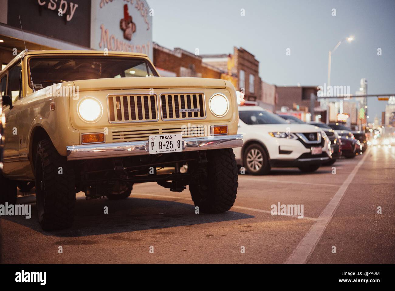 Una bella foto di un'auto beige International Harvester Scout all'aperto nel centro di Austin, Texas, Stati Uniti Foto Stock