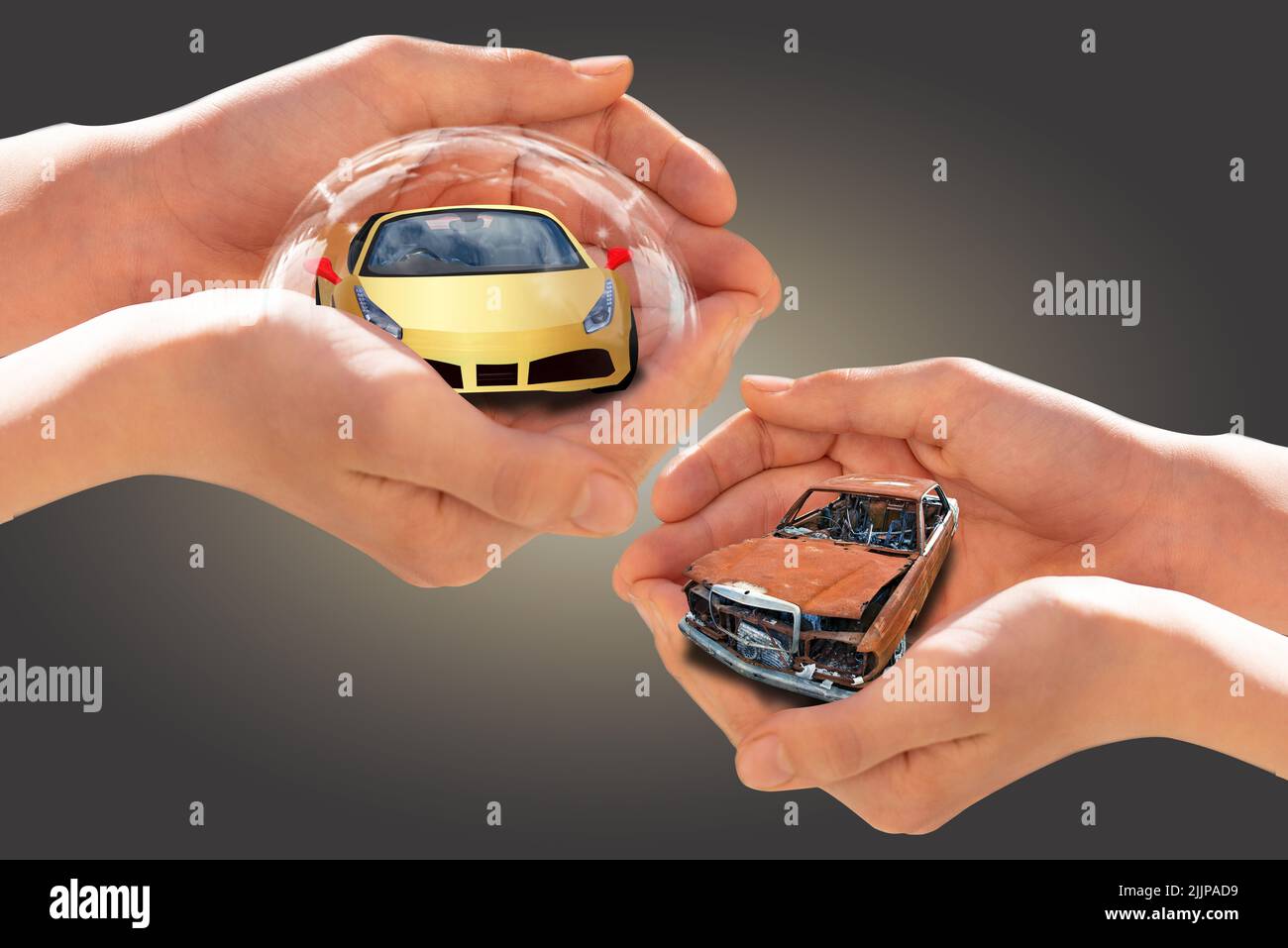 Una vista di due automobili di cui una simboleggia la protezione assicurativa e l'altra non ha assicurazione Foto Stock