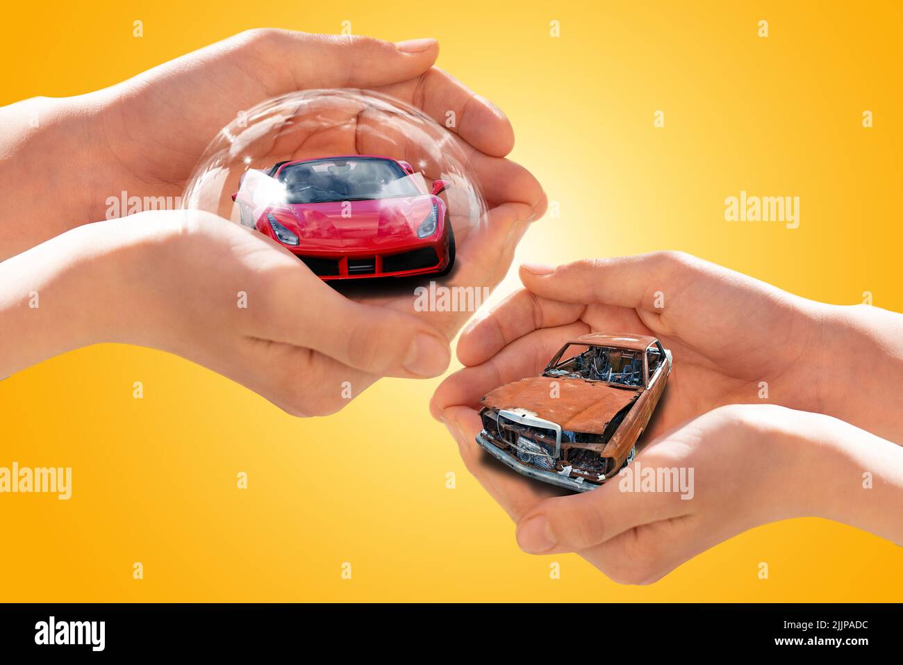 Le mani del popolo che tiene un'auto resa 3D in una bolla di sicurezza e un'auto rotta su uno sfondo giallo - il concetto di assicurazione auto Foto Stock
