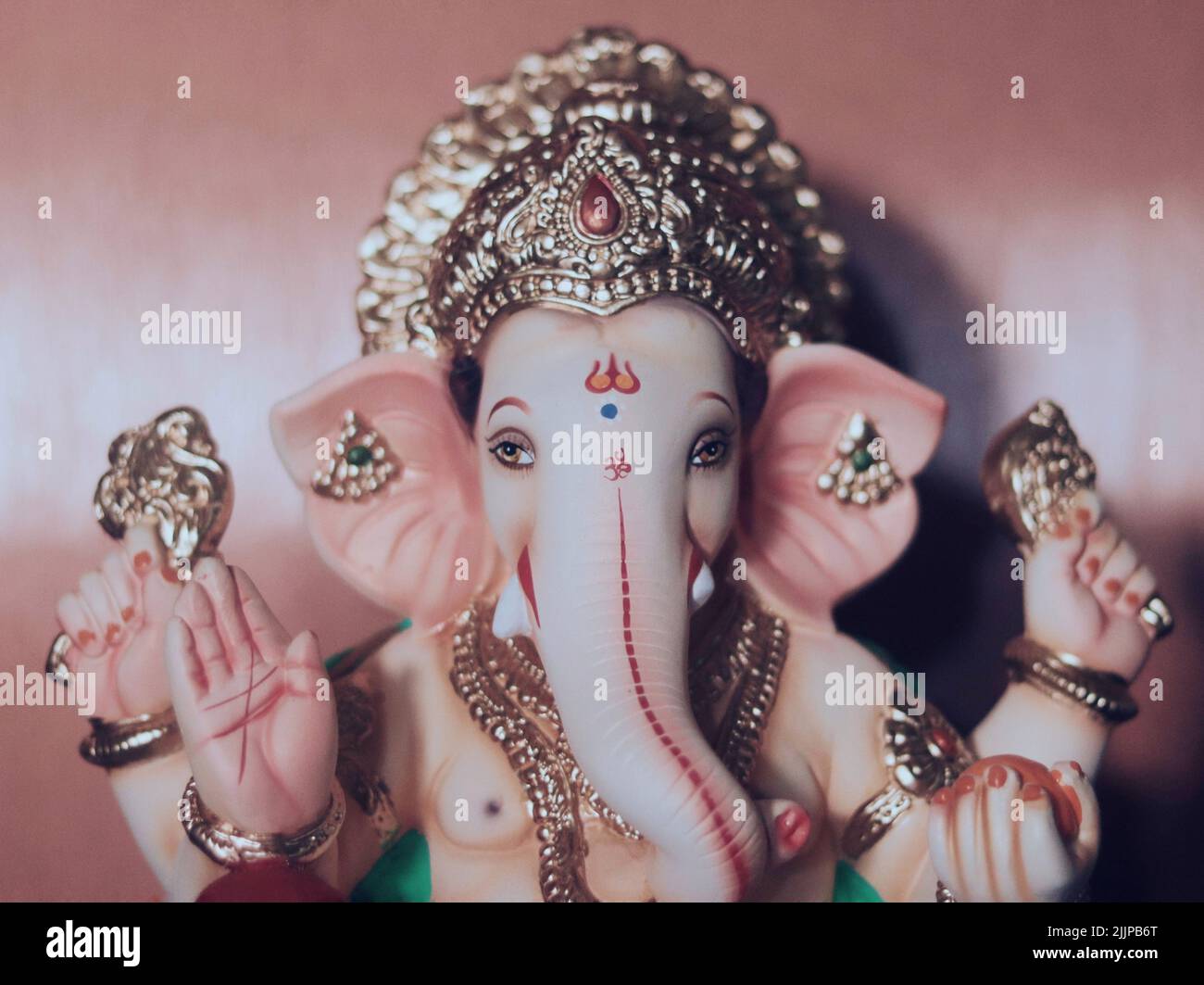 Un primo colpo del Signore ceramico Ganesh idol, Ganpati, modak e aarti Foto Stock