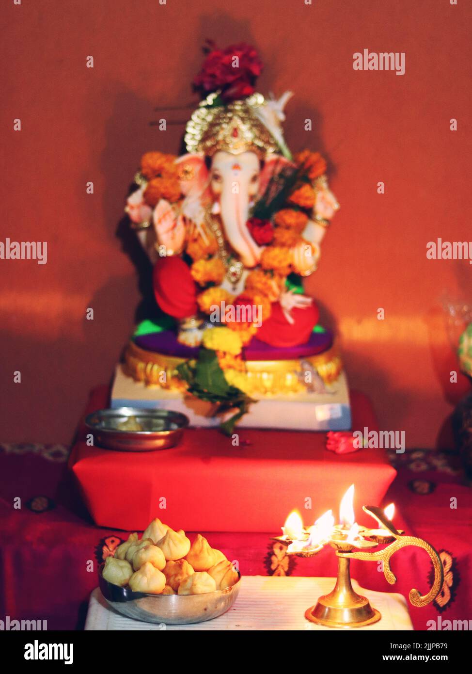 Un colpo verticale del Signore ceramico Ganesh idol, Ganpati, modak e aarti Foto Stock