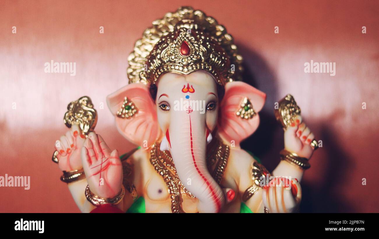 Un primo colpo del Signore ceramico Ganesh idol, Ganpati, modak e aarti Foto Stock