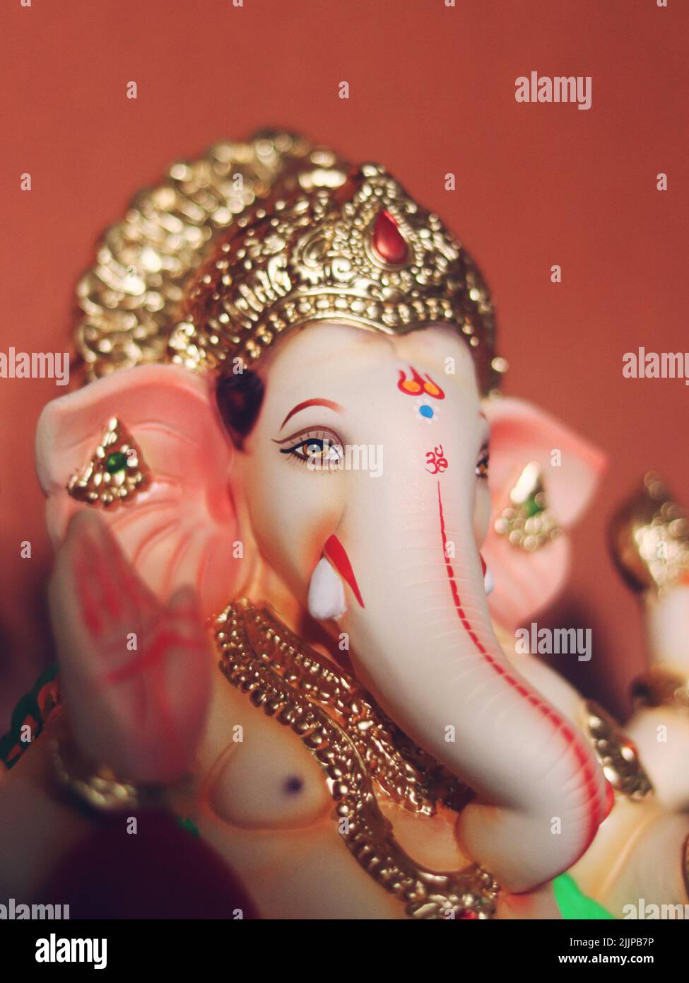 Un colpo verticale del Signore ceramico Ganesh idol, Ganpati, modak e aarti Foto Stock