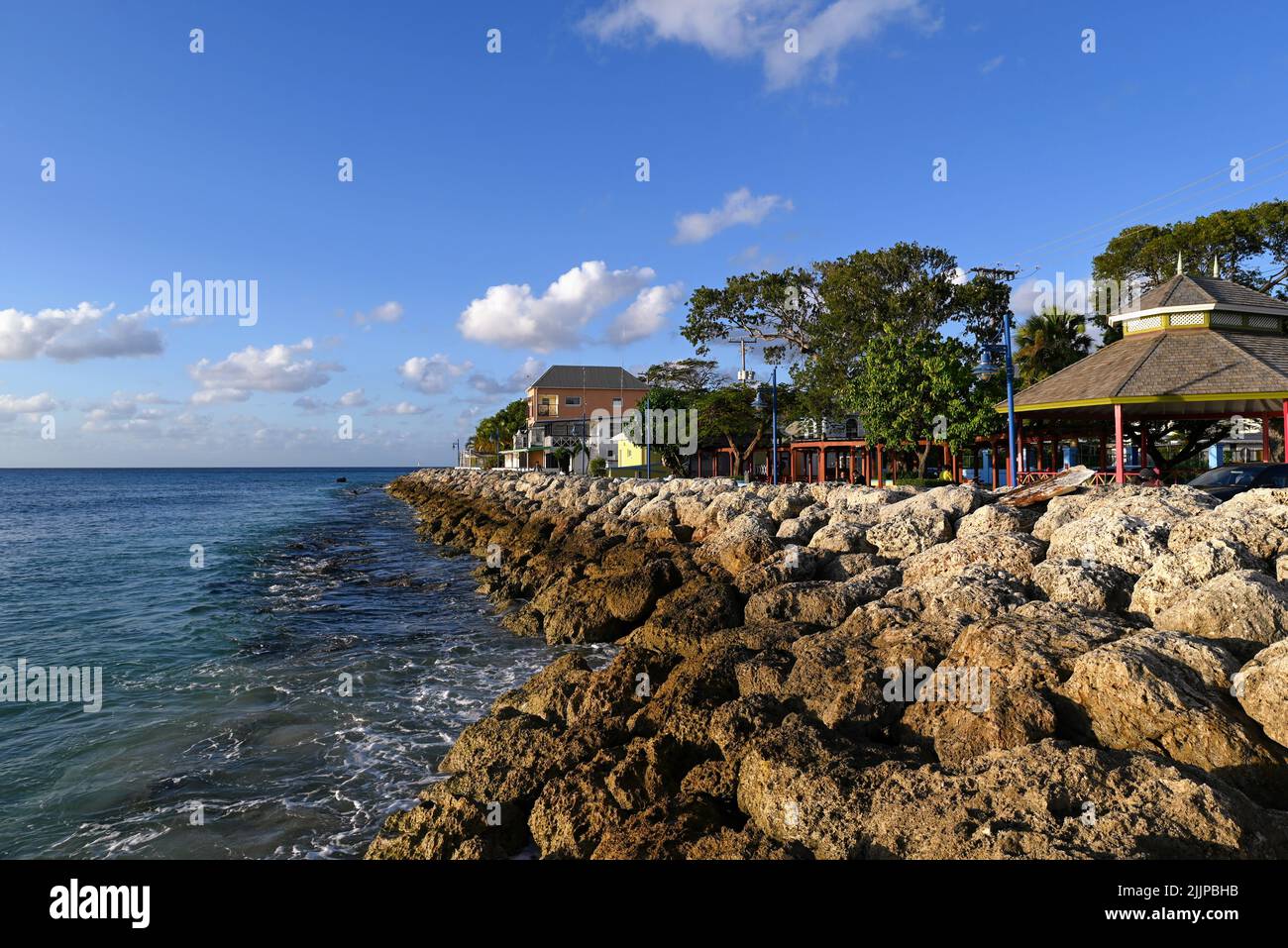 Un bel colpo di una barriera di pietra vicino al mare. Foto Stock