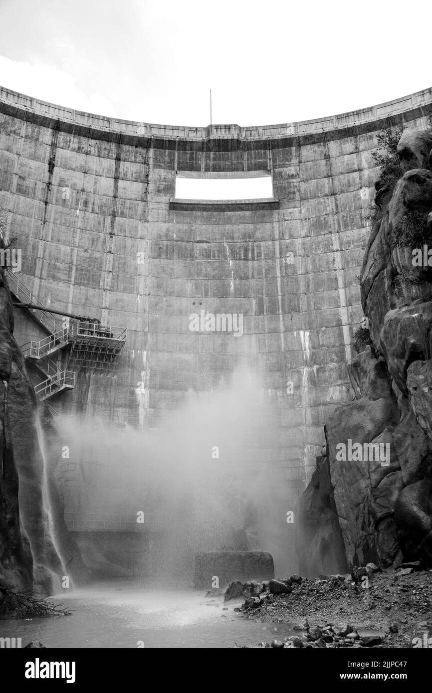 Una vecchia grande diga d'acqua in una mattinata di sole Foto Stock