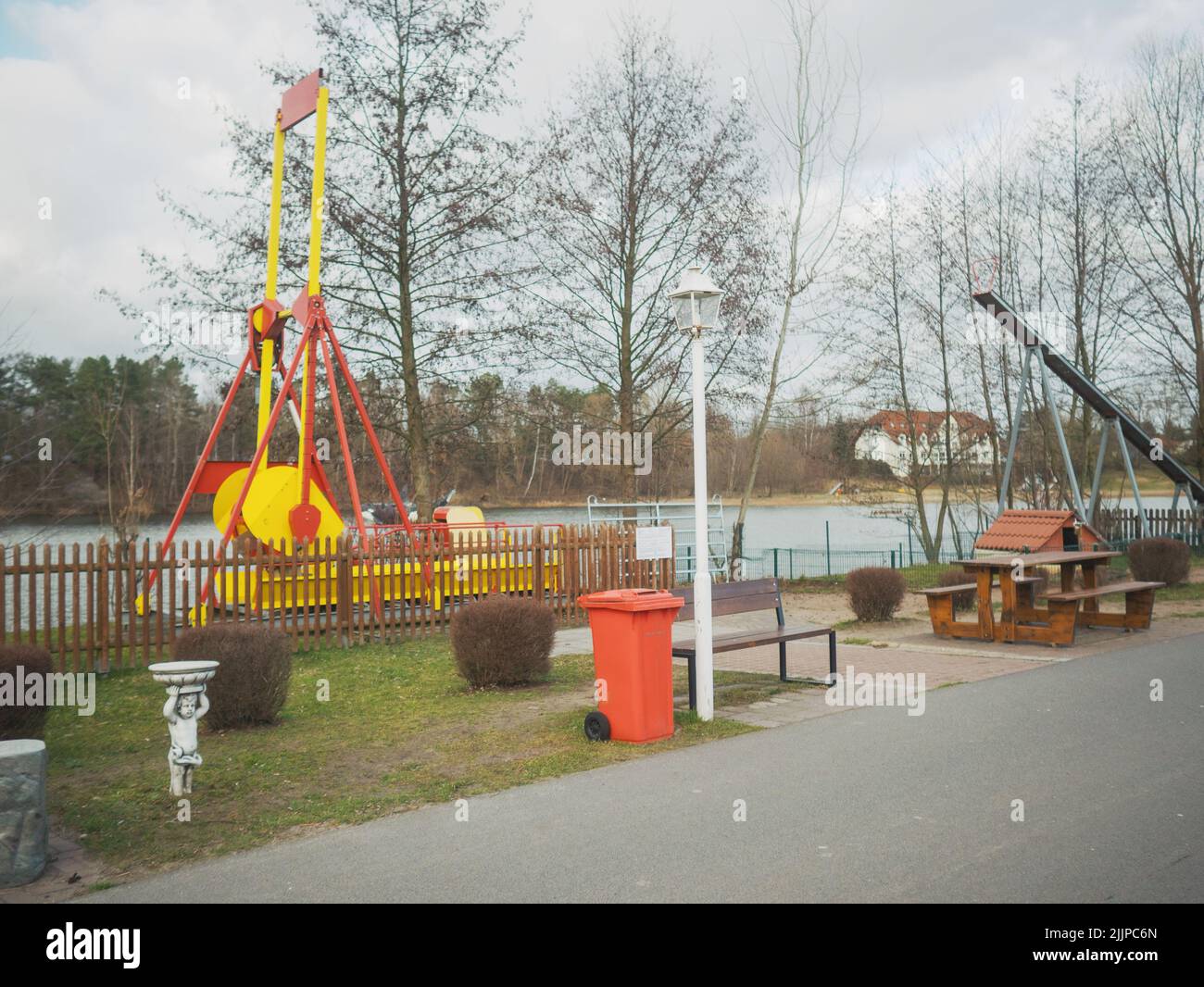 Bild von Einem der Fahrgeschaefte im Dino-und Tierpark Germendorf Foto Stock