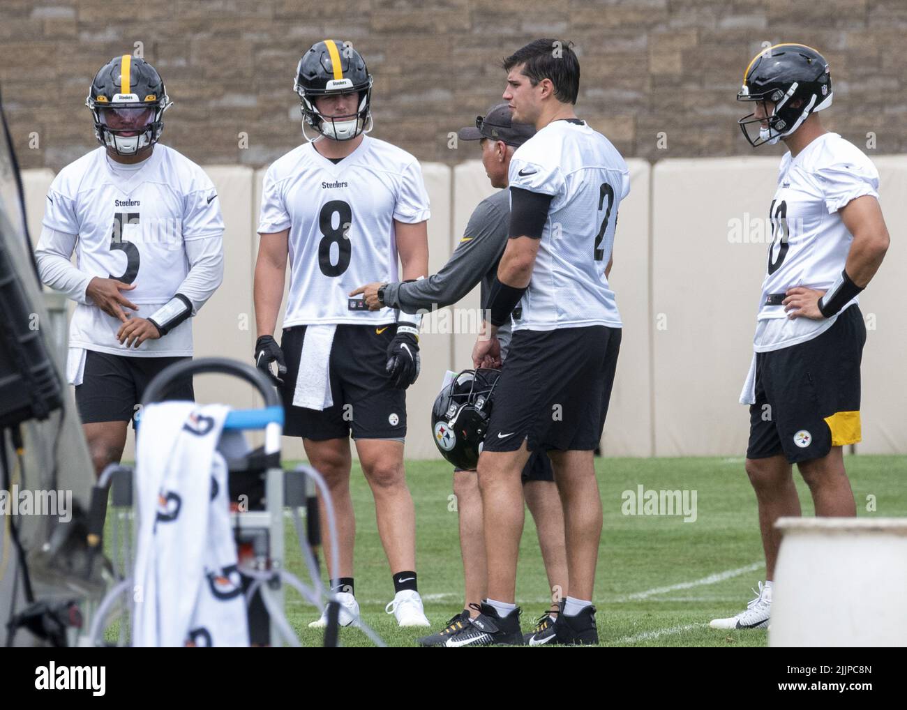 Latrobe, Stati Uniti. 27th luglio 2022. I quattro candidati per Pittsburgh Steelers quarterback ( l a r) Chris Oladokun (5), Chris Oladokun (8), Mason Rudolph (2), e Mitch Trubisky (10) durante il campo di formazione a Saint Vincent College a Latrobe Pennsylvania Mercoledì, 27 luglio 2022 Foto di Archie Carpenter/UPI credito: UPI/Alamy Live News Foto Stock