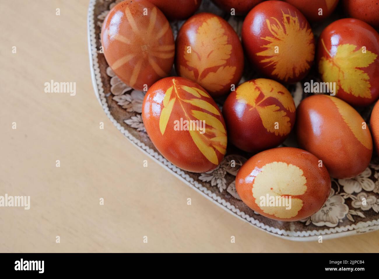 Una vista dall'alto delle belle uova di Pasqua con motivi su di loro su una superficie di legno Foto Stock