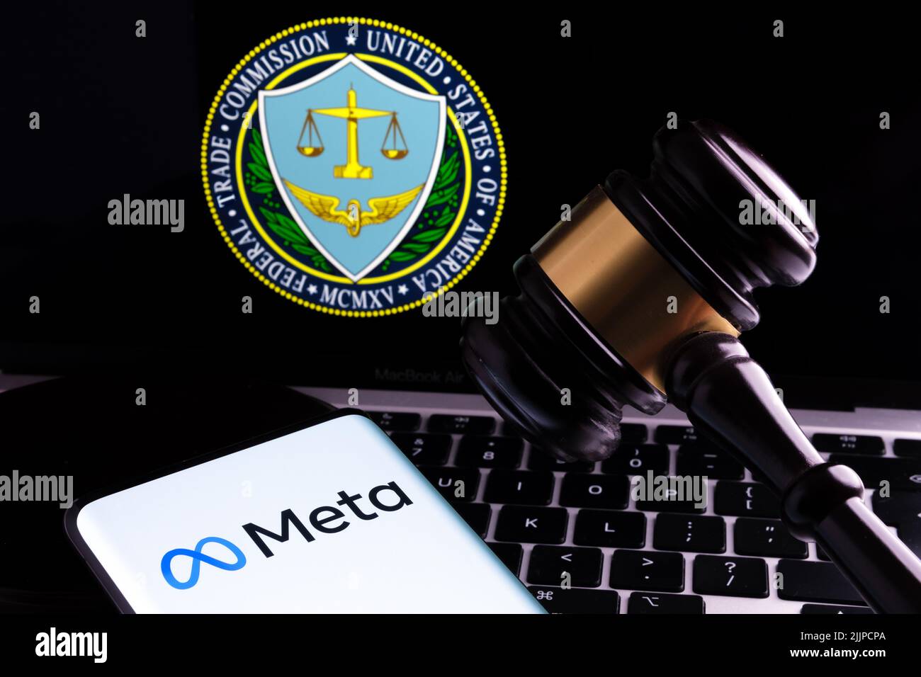 Logo della società Meta di Facebook visto su smartphone e Gavel tribunale sopra di esso, FTC Federal Trade Commission emblema sullo sfondo. Concetto. Stafford, Unit Foto Stock
