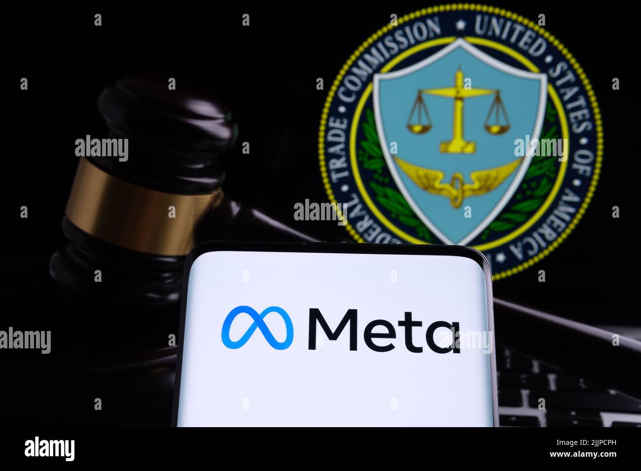Logo meta Company visto su smartphone e Gavel del tribunale e emblema FTC Federal Trade Commission sullo sfondo. Concetto. Stafford, Regno Unito, Lug Foto Stock