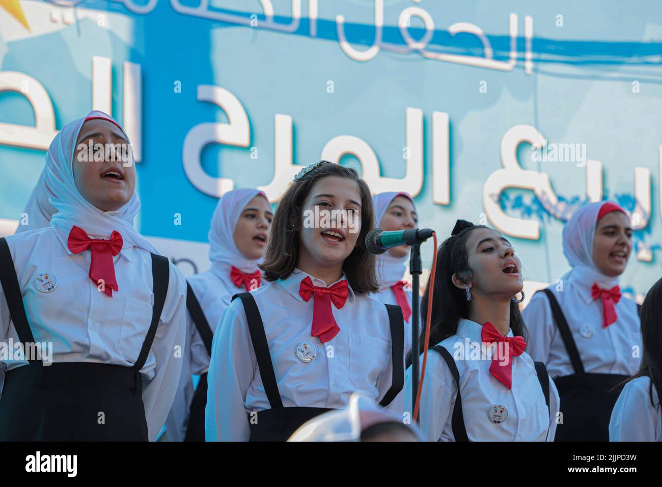 Gaza. 27th luglio 2022. I bambini si esibiscono alla cerimonia di chiusura delle settimane del divertimento estivo a Gaza, il 27 luglio 2022. Credit: Rizek Abdeljawad/Xinhua/Alamy Live News Foto Stock