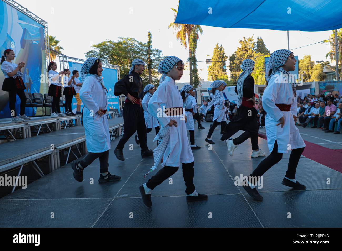 Gaza. 27th luglio 2022. I bambini si esibiscono alla cerimonia di chiusura delle settimane del divertimento estivo a Gaza, il 27 luglio 2022. Credit: Rizek Abdeljawad/Xinhua/Alamy Live News Foto Stock