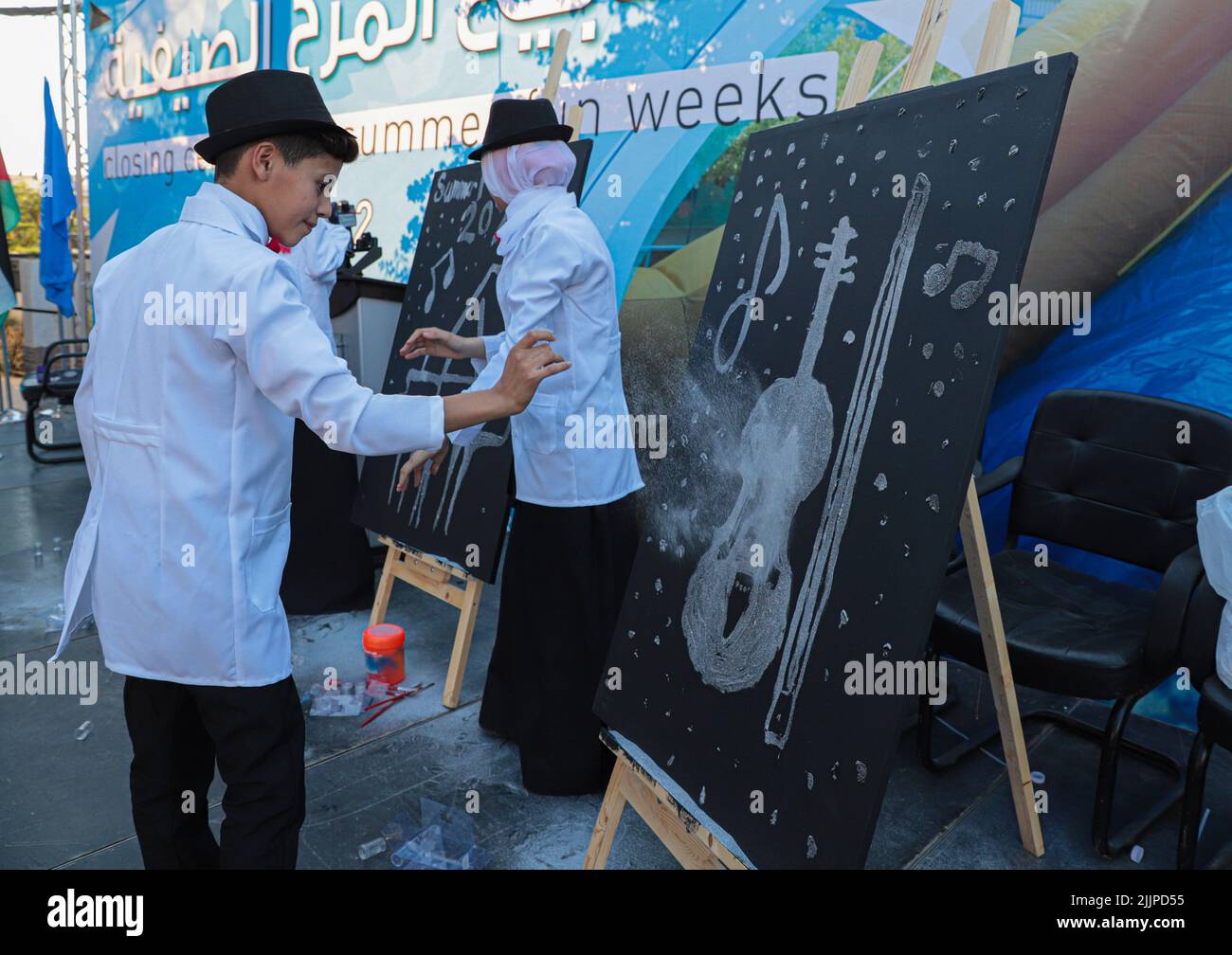 Gaza. 27th luglio 2022. I bambini si esibiscono alla cerimonia di chiusura delle settimane del divertimento estivo a Gaza, il 27 luglio 2022. Credit: Rizek Abdeljawad/Xinhua/Alamy Live News Foto Stock
