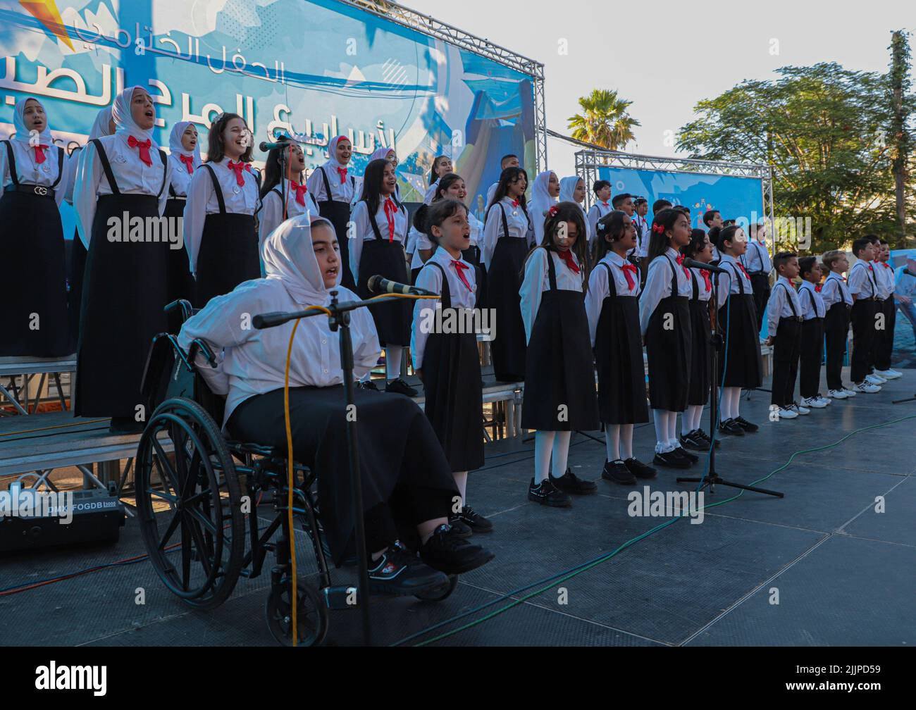 Gaza. 27th luglio 2022. I bambini si esibiscono alla cerimonia di chiusura delle settimane del divertimento estivo a Gaza, il 27 luglio 2022. Credit: Rizek Abdeljawad/Xinhua/Alamy Live News Foto Stock