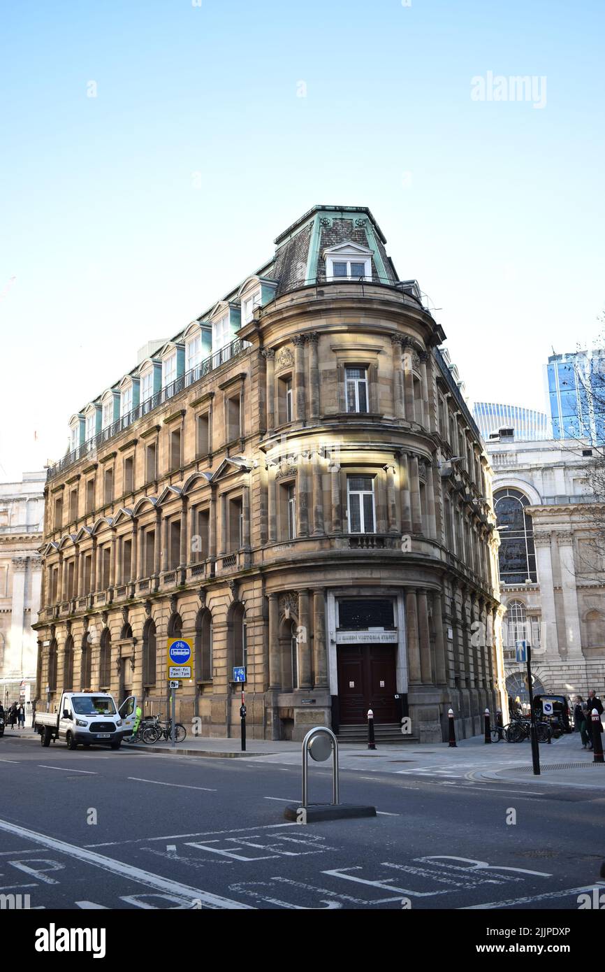 Un colpo verticale della Corte dei Magistrati della City of London a Londra, Inghilterra, con un cielo blu e soleggiato Foto Stock