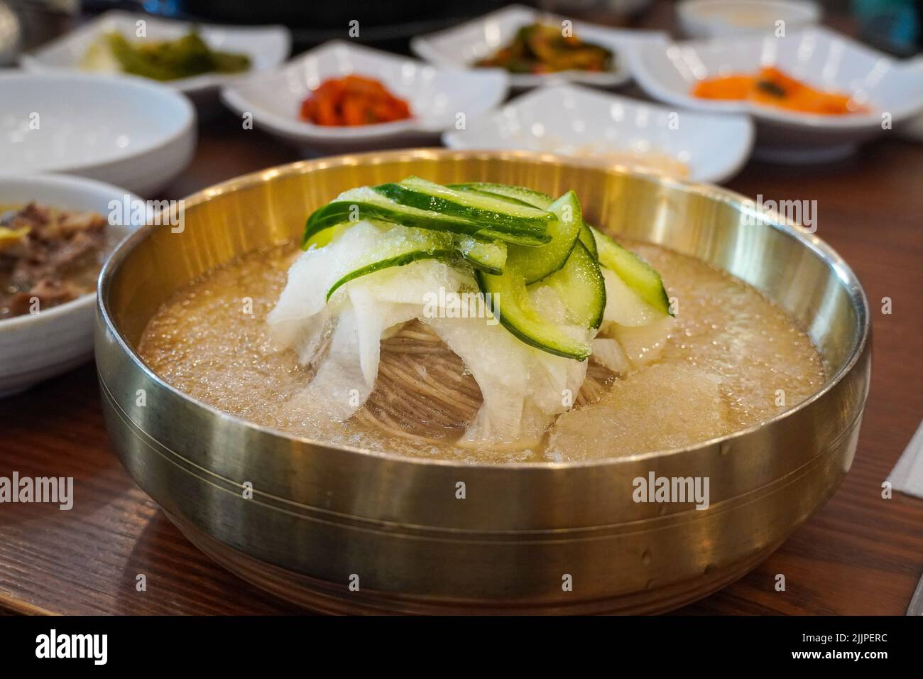 Un piatto coreano 'noodles freddi' in un ristorante coreano Foto Stock