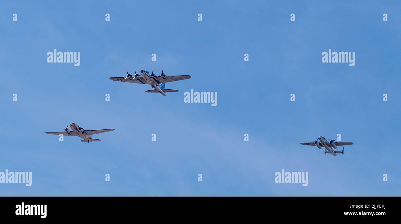 Una vista panoramica di un volo del B17 B25 C47 in onore del VE Day nella Luke Airforce base, Arizona Foto Stock