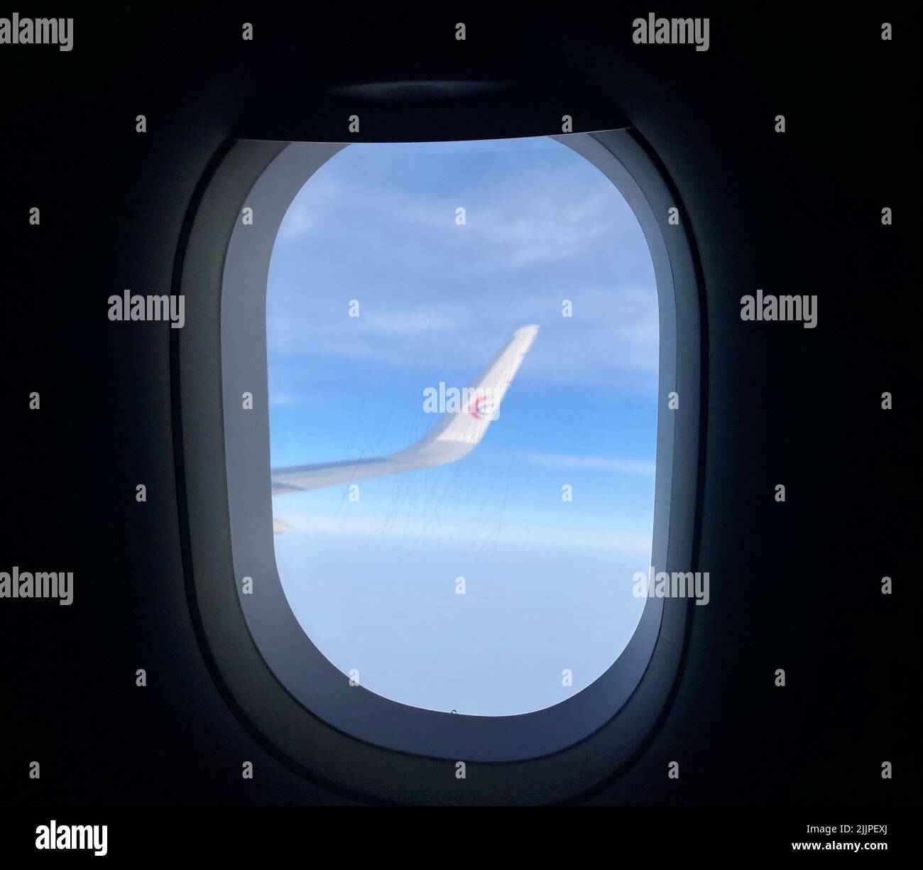 Un'ala piana dall'interno di un piano su sfondo cielo nuvoloso Foto Stock