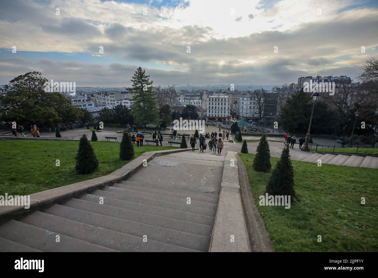 I turisti camminano sullo sfondo della Basilica del Sacro cuore, collina di Montmartre, Francia Foto Stock