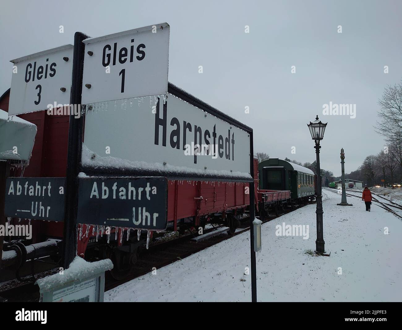 Primo piano della segnaletica tedesca nella stazione ferroviaria di Harpstedt in inverno "Abfahrt-Departure, Gleis-rail" Foto Stock