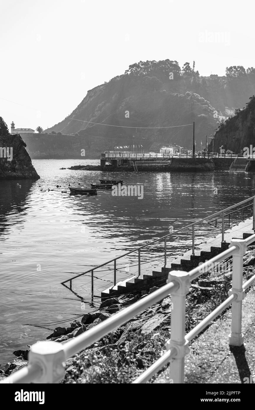 Un colpo verticale di un lago vicino ad un porto circondato da montagne Foto Stock