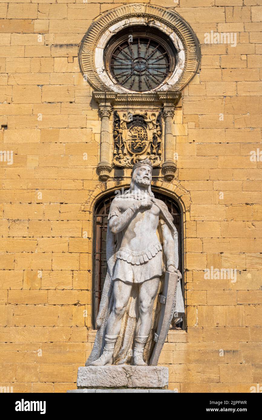 Una statua del re Alfonso II di fronte alla Cattedrale di San Salvador a Oviedo Foto Stock
