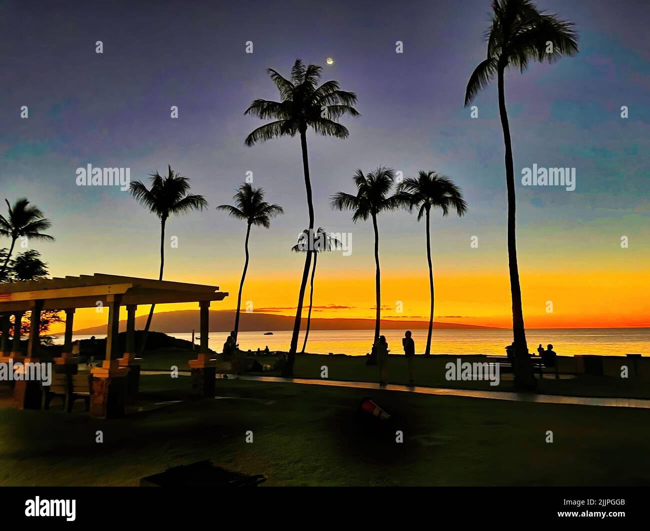 Tramonto sulla spiaggia dell'aeroporto di Maui con luna. Foto Stock